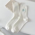 Witte geribbelde katoenen sokken met een lichtblauw vierkant borduursel - Eén maat / Wit
