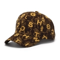 Detail der dunkelbraunen Baseballkappe mit gelbem Buchstabenprint und Totem-Muster - Brauner Buchstaben Mythologie Stil (A)