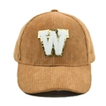 Detailaufnahme einer braunen Cord-Baseballkappe mit einem weißen W-Buchstaben-Patch - W-Buchstaben Aufnäher (Braun)
