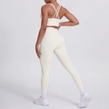 Détail des bretelles croisées du soutien-gorge de yoga et legging crème - S / Haut Et Bas / Ivoire Clair