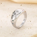 Vista macro de un anillo ancho de acero con grabados de estrellas y circonitas de colores - US 8 / Acero (KR111579-GC)