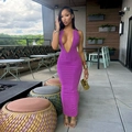 Détail d'une robe maxi violette avec décolleté en V profond et licou sur une terrasse ensoleillée - Violet