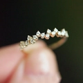 Detalle de anillo ondulado bañado en oro con circonitas blancas brillantes engastadas - Onda Zigzag de Circonita Microengastada / Plateado