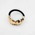 Eleganter goldener Haarring mit Wellenstruktur und schwarzem elastischem Band - Konkav-konvexe Faltentextur (头绳12)