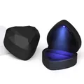 Herzförmiges Ringetui in Mattschwarz mit blauem Samt und LED-Spotlight-Beleuchtung - Ringbox / Schwarz (Matte Lackierung)