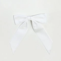 Macro-opname van een witte fluwelen haarstrik met satijnen textuur en elegant design - Wit