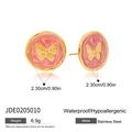 Dettaglio orecchini a fiore in smalto rosa da 23mm con farfalla dorata e specifiche - Orecchini a Bottone Fiore Rosa Farfalla