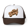 Dettaglio del cappellino trucker marrone e bianco con la scritta vintage Take it Easy - caffè