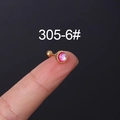 Goldener Edelstahl-Ohrstecker mit rosa Mondstein, auf einer Fingerspitze gezeigt - Goldene Basis Rosa-Violetter Irisierender Stil (305-6#)
