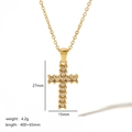 Detalle del collar de cruz de oro 18k con medidas de dije 27mm y longitud de cadena - Estilo de Cruz de Diamantes de Imitación Clásico (TN3323)