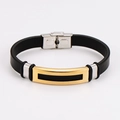 Primer plano de pulsera de cuero negro para hombre con detalles de acero inoxidable oro y plata - Dorado