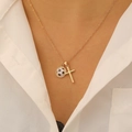 Goldene Halskette mit schwarz-weißem Emaille-Fußball und minimalistischem Kreuzanhänger - Medium KC Gold Fußball Halskette (3786)