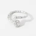 Anello aperto minimalista argento con trama martellata e dettaglio con perla tonda - Stile Perla Martellata Argento (PD808)
