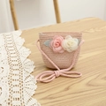 Petit sac en paille tressée rose pour enfants avec fleurs décoratives sur table en bois - Sac / Rose