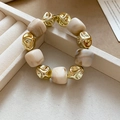 Detail of irregular gold beads and cream resin marble beads on a stretch bracelet - Beige Bracelet