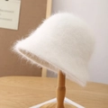 Dettaglio del morbido cappello a secchiello in lana d'angora bianca su supporto - Regolabile / Beige