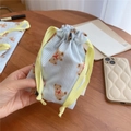 Detailopname van blauw gestreepte katoenen tas met trekkoord en beertje voor opslag - Mini