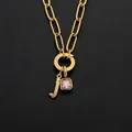 Goldene Edelstahlkette mit Büroklammern-Gliedern, J-Anhänger und pinkfarbenem Zirkonia - Buchstabe J