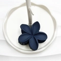 Pinza per capelli a forma di fiore blu scuro opaco su un supporto espositivo circolare bianco - 8 cm / Grigio Blu Gomma