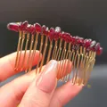 Dettaglio macro di pettine per capelli fatto a mano in filo dorato e pietre rosse - Granato + Pettine Oro 20 Denti