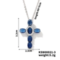 Dettaglio del ciondolo a croce in argento con pietre blu e micro-pave di zirconi cubici - Blu scuro