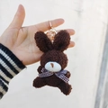 Gros plan d'un porte-clés lapin en peluche marron avec un nœud papillon à carreaux - Porte-clés à fermoir mousqueton / 10cm / Café