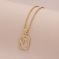 Gros plan du pendentif carré en or avec nacre blanche et lettre Y sertie de cristaux - Lettre Y