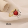 Vista macro di un anello a fragola con foglia verde e fascia in rame dorato lucido - Fragola