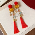 Détail de barrettes à pompons rouges avec lingots dorés pour le Nouvel An chinois - 24# Boucles d'Oreilles à Glands-Lingot et Pièce-Rouge