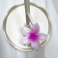Pinza per capelli a forma di fiore con sfumatura rosa su supporto decorativo bianco - 8cm / Base Bianca Cuore Rosa