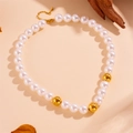 Dettaglio collana di perle bianche con sfere dorate e catena di estensione primo piano - Collana di perle - Oro (S403)