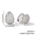 Dettaglio orecchini a cerchio in argento e zirconi con dimensioni 1,4cm altezza e 1,1cm larghezza - Forma di Goccia (E03735-3) / Bianco K/Argento
