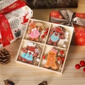 Set mit 4 handgefertigten Lebkuchenmann-Anhängern aus Holz in einer Kiefernholzbox - Lebkuchenmann Stil A