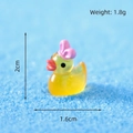 Mini anatra luminosa in resina gialla con fiocco rosa per micro paesaggi, h 2cm - Anatra Cool - Con Fascia