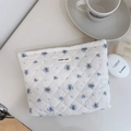 Neceser acolchado de flores con etiqueta 'simple wish', textura detallada y estampado - Flores Azul Claro sobre Blanco
