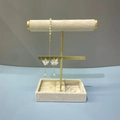 Porte-bijoux en tissu beige avec cadre doré pour perles et boucles d'oreilles - Présentoir à bijoux carré
