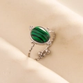 Dettaglio anello regolabile in argento con malachite verde su tessuto morbido - Aperto Regolabile / Fascia Argentata - Pietra Verde