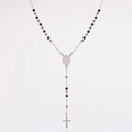 Dettaglio macro della collana rosario argento con grani neri e pendente a croce - Bicolore Nero