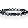 Vista macro dettagliata del bracciale di perle di ematite nera con superficie metallica - Bracciale in Ematite 8mm