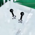 Detalle de pendientes de acero negro con circonitas redondas engastadas en cuatro garras - Negro