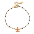 Dettaglio del braccialetto in acciaio dorato con omino di pan di zenzero e perline blu - Blu