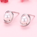 Élégantes boucles d'oreilles rondes en argent 925 avec perles d'eau douce blanches - Style Or Blanc Argent 925 / Perle Blanche (Couleur Platine)