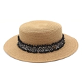 Details der Textur eines Strohhutes mit Tweedband und goldenem 'M' Metallplakette - M (56-58cm) / Khaki