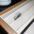 Makroaufnahme von Silberring mit Zirkonia-Besatz in einer hochwertigen Schmuckbox - Stil 1 Reihe Diamant Design (Silber Einzelstück)