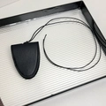 Détail du support de lunettes en cuir noir grainé avec cordon et coutures précises - Cuir Noir