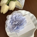 Grande pince à cheveux fleur de pivoine en tissu violet clair sur assiette blanche - 15# Pivoine Bleu Clair