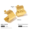 Vue détaillée de boucles d'oreilles C en acier inoxydable doré à texture martelée - Texture Martelée Irrégulière (NB-E1618)