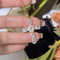 Collana dorata con pendente a croce in zirconi ovali su una catenina sottile e lucida - Croce Ovale d'Oro
