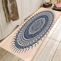 Tappeto rettangolare beige con motivo mandala blu su pavimento in legno chiaro - 40x60cm / Mandala Blu Stile 2
