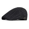Béret noir à fines rayures avec boucle métallique réglable sur fond blanc épuré - Réglable / Noir